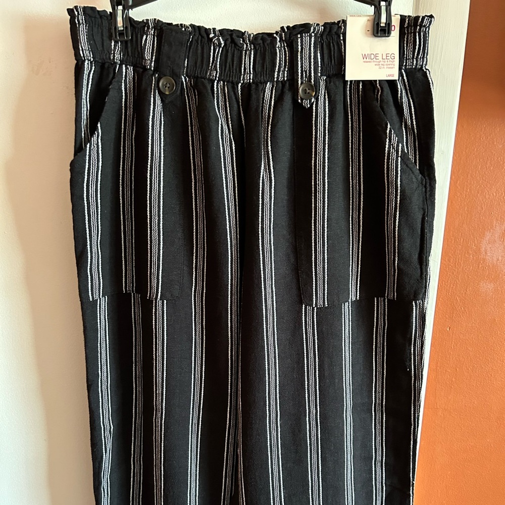 SO linen pants, loose fit with wide legs, Size large in black & white color